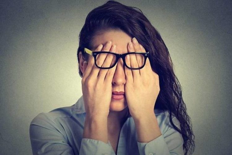 طبيبة: هناك علاقة بين ضعف البصر وقلة النوم!