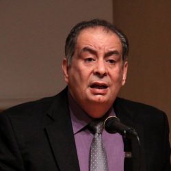 الكاتب المصري يوسف زيدان على الشاشة الرسمية يثير أزمة في دمشق حذف فيديو البرنامج من المواقع والتحقيق مع المعدين بتهمة التطبيع