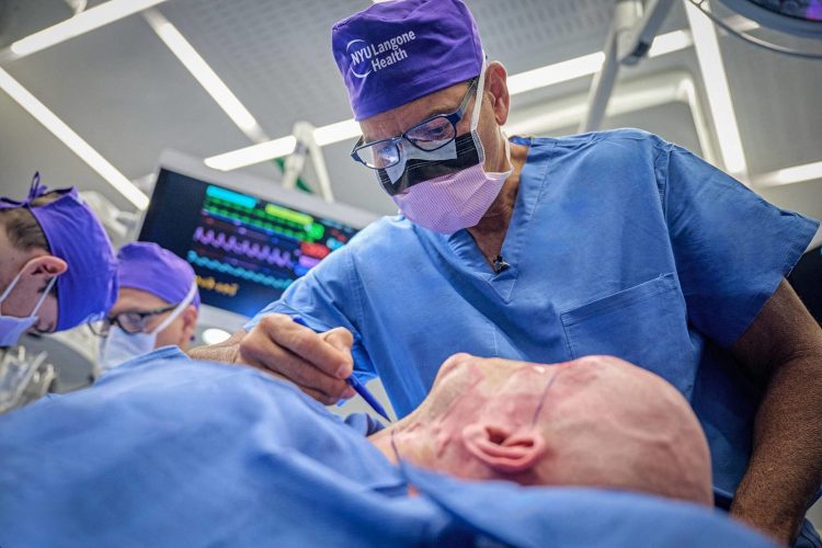 أول عملية زراعة عين كاملة في العالم توفر الأمل في استعادة البصر