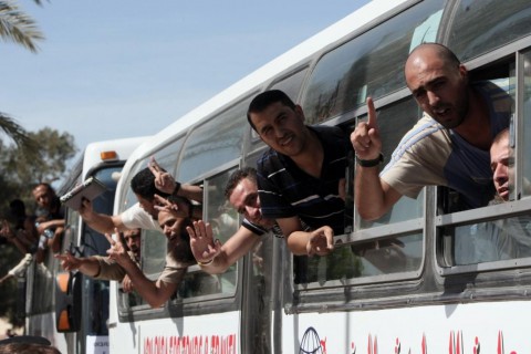 23/10/21:إسرائيل تُحضّر 300 أسيرة وطفلاً من سجونها حسب شروط “حماس” "أوقفوا النار في غزة"1200 عالم سياسي يطالبون بايدن بإنهاء الحصار