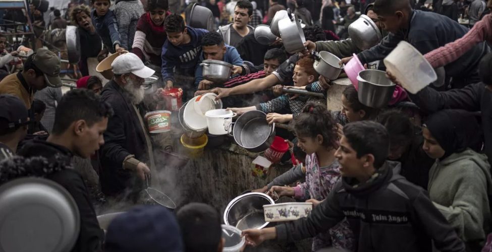 24/4/4:حرب إسرائيل بتجويع الفلسطينين بصواريخ "فائقة الدقة".. تفاصيل ملاحقة مسيرة إسرائيلية موظفي "المطبخ المركزي"