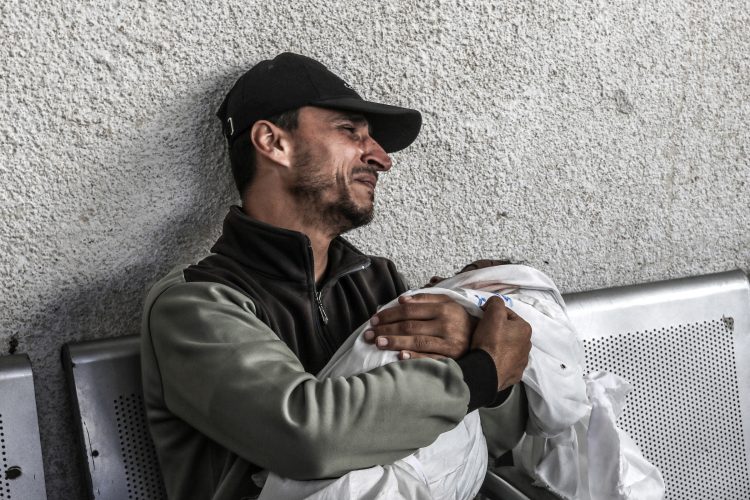 قصف إسرائيلي لرفح"ولا مكان آمناً بقرى الضفة"وانتشال 50 جثة من مقبرة جماعية
