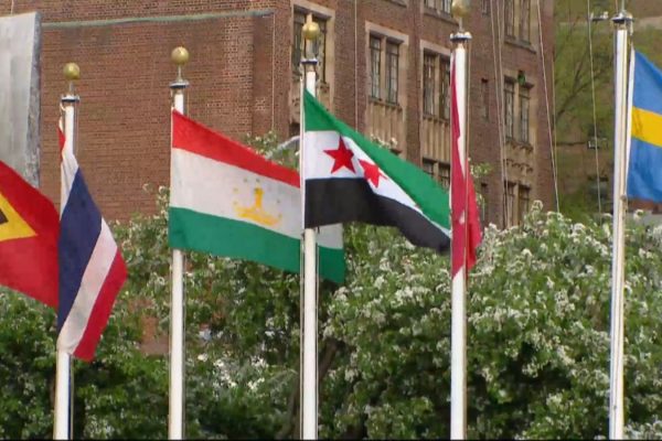 رفع علم سوريا الجديد أمام مقر الأمم ,قصف لحزب الله على بلدة في حمص ويصيب جرحى مدنيون ونقابة الفنانين السورية تمنح فضل شاكر العضوية,مقتل “طيّار البراميل المتفجرة”