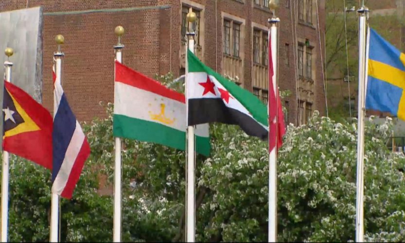 رفع علم سوريا الجديد أمام مقر الأمم ,قصف لحزب الله على بلدة في حمص ويصيب جرحى مدنيون ونقابة الفنانين السورية تمنح فضل شاكر العضوية,مقتل "طيّار البراميل المتفجرة"